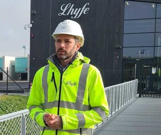 Antoine Hamon, directeur général délégué devant l'entreprise Lhyfe. (Crédit photo : Clémence Rebours)