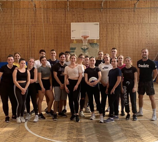 Lors du dernier séjour à Varpalota (Hongrie) en février 2023, les élèves hongrois et français se sont réunis pour une photo de groupe. (Crédit photo : MFR de l'Oudon)