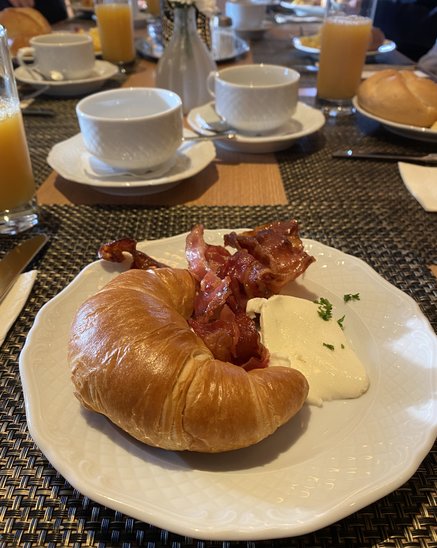 Un petit déjeuner sucré/salé (Crédit photo : Eva Papail)