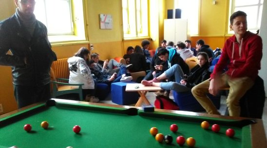 Au foyer des internes, plusieurs activités sont proposées, comme le billard. (Crédit photo : .)