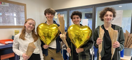 Des élèves distributeurs de roses à la vie scolaire (Crédit photo : Vie scolaire)