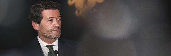 André Ventura, président parti d'extrême droite Chega, lors d'une conférence de presse après sa rencontre avec le président portugais Marcelo Rebelo de Sousa, le 18 mars 2024 à Lisbonne (Crédit photo : AFP / PATRICIA DE MELO MOREIRA)