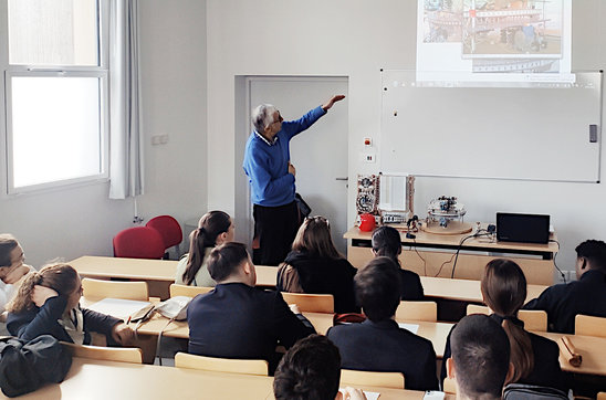 Marc Raynaud a captivé son auditoire. (Crédit photo : Lycée Sainte-Thérèse)