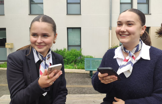 Louna et Charlotte : les réseaux, oui, mais pas trop! (Crédit photo : Lycée Sainte-Thérèse)
