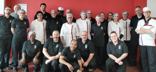 Toute l'équipe de cuisine du lycée, de la Kfet à la plonge en passant par les cuisines. (Crédit photo : Léo Brossard)