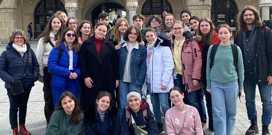 Les élèves du projet dans le centre historique de Cracovie. (Crédit photo : Eglantine Fouchier)