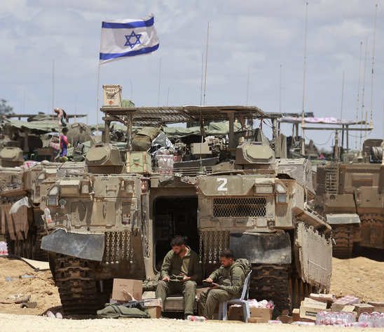 Chars israëliens à la frontière avec la bande de Gaza, 06/05/24 (Crédit photo : AFP / Menahem KAHANA)