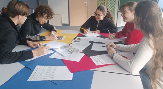 Les latinistes se plongent dans leur exposition (Crédit photo : Katia BUJARRABAL)