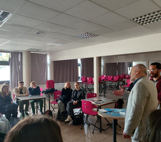 La remise des prix s'est tenue au self du lycée. (Crédit photo : AP média)
