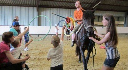 Utilisation des outils de L'Equipier en séance d'équithérapie.. (Crédit photo : Camille Roger)