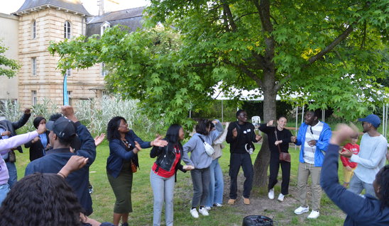 Le public a dansé sur la musique du Mande blues band, mené par Cheick Tidiane Dia, virtuose de la kora. (Crédit photo : Youna Ménard)