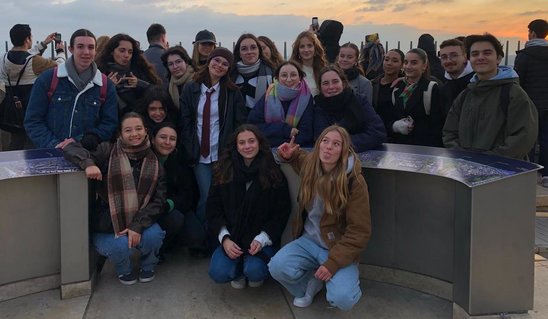 Les élèves de spécialité Art au sommet de l'Arc de Triomphe. (Crédit photo : Magalie Mothais)