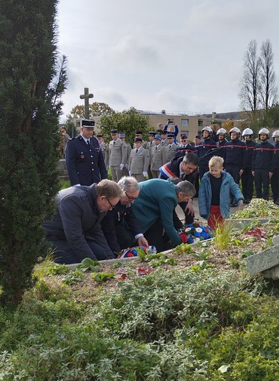 Dépôt de gerbe au pied du monument aux morts (Crédit photo : Thomas Jeanniard)