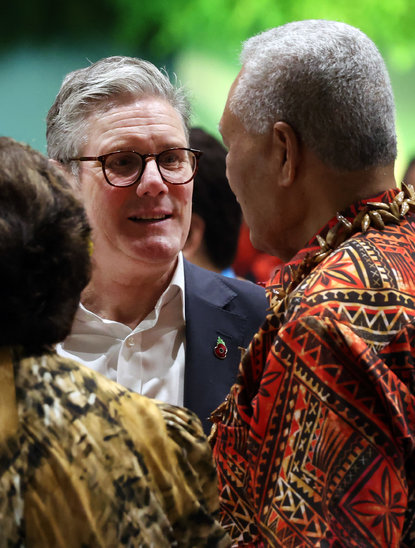 Le Premier ministre britanique Keir Starmer en discussion au sommet  du Commonwealth à Apia, Samoa, le 24 octobre 2024 (Crédit photo : POOL/AFP / Fiona GOODALL)
