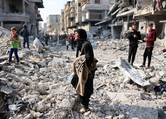 Une Palestinienne au milieu des destructions à Jabalia dans le nord de la bande de Gaza après une frappe israélienne, le 10 novembre 2024 (Crédit photo : AFP / Omar AL-QATTAA)