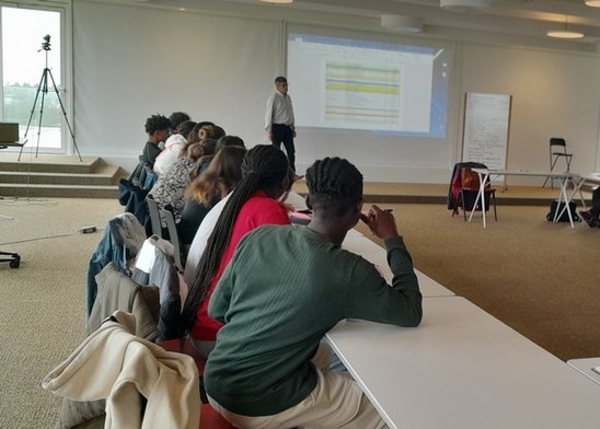 Deux jeunes MNA dans les locaux de Ouest France. (Crédit photo : MFR SPGL)