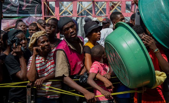 Des personnes attendent une distribution de nourriture dans un camp de personnes déplacées à Port-au-Prince, en Haïti, le 30/09/2024 (Crédit photo : AFP/Archives / Clarens SIFFROY)
