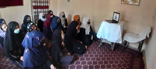 Une classe clandestine de filles en Afghanistan (Crédit photo : femaid)