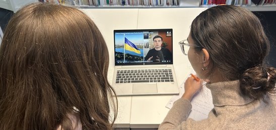 Deux élèves de SFX regardent une vidéo d'HugoDécrypte (Crédit photo : Jeanne Doat)