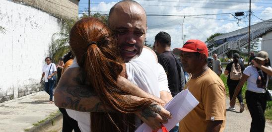 Homme libéré de prison après une incarcération pour les manifestations contre Maduro (Crédit photo : AFP / Gabriela Perez)