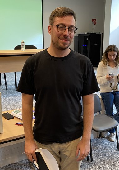 Paul Gogo, journaliste et correspondant présent au lycée Curie-Corot de St-Lô dans le cadre du Prix Bayeux. (Crédit photo : Elyas Dudouit)