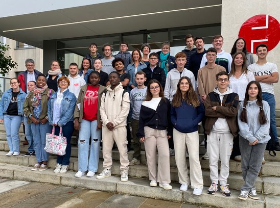 Rassemblement des élèves et de leurs moniteurs devant l'entrée de Ouest France (Crédit photo : Maret E.)