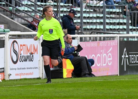 La jeune arbitre, Maewenn Menard, en pleine action. (Crédit photo : Maewenn Menard)
