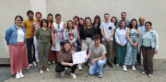 Les élèves de 1ère BacPro SAPAT ont posé pour la photo, avec le label éco-école en poche. (Crédit photo : MFR Oudon)