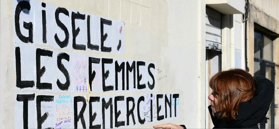 Gisèle Pelicot à côté d'un collage \