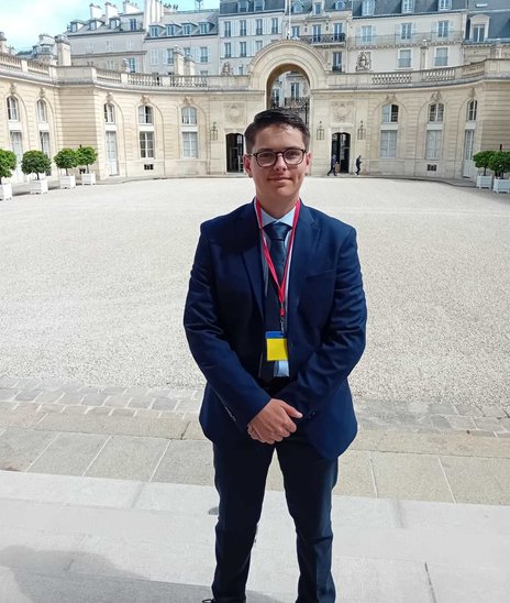 Enzo dans la cour du Palais de l'Elysée (Crédit photo : MFR Saint-Père-en-Retz)