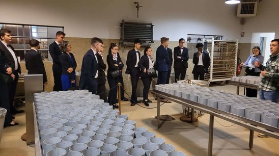 Ici, les moules utilisés autrefois pour fabriquer le camembert Président, nous avons vu aussi de nombreuses machines datant du XIX° siècle. (Crédit photo : Amélie Melaine)