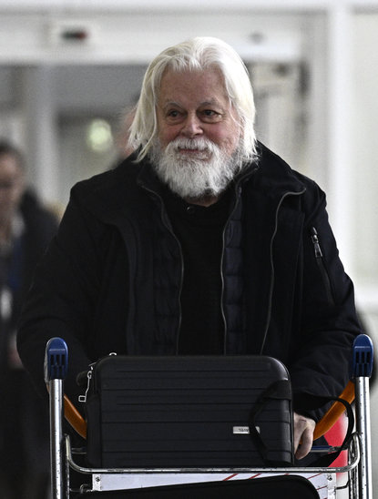 Paul Watson à son arrivée en France à l'aéroport Roissy-Charles de Gaulle, près de Paris, le 20 décembre 2024 (Crédit photo : AFP / JULIEN DE ROSA)