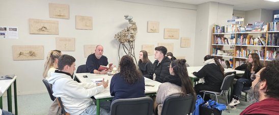 Hervé Delamare présente ses œuvres « Voix autochtones » (dessins) et « Paroles amérindiennes d’hier et d’aujourd’hui » (sculpture). (Crédit photo : Aléna Legembre)