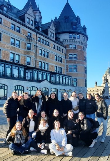 Le groupe devant le Château Frontenac à Québec ville. (Crédit photo : Francesca Martins et Juline Raveleau)