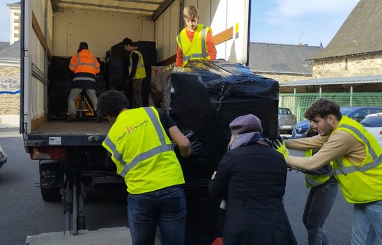 Les élèves ont chargé le camion à Candé avant le départ vers Valence. (Crédit photo : Photo Le Courrier de l'Ouest, Philippe Rubion)