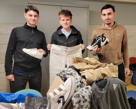 Hugo, Charly et Elio ont eu l'idée de lancer une friperie au lycée. (Crédit photo : V.Onillon)