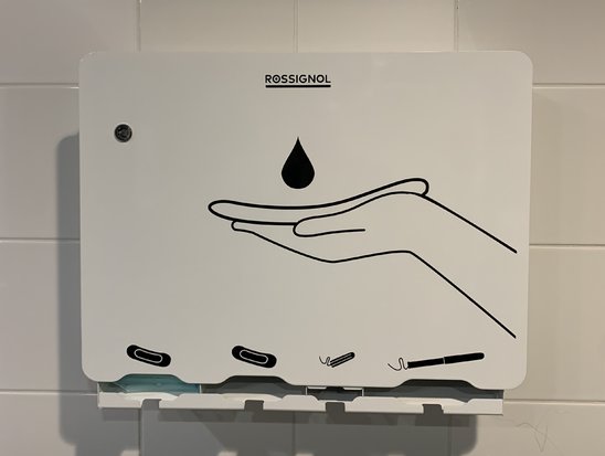 Des distributeurs de serviettes hygiéniques ont été installés dans les toilettes du lycée (Crédit photo : Clémence Bellec)