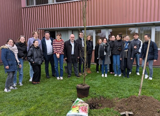Plantation d'un arbre pour clôturer cette semaine environnement derrière la croix du lycée  (Crédit photo : Laure Berthet)