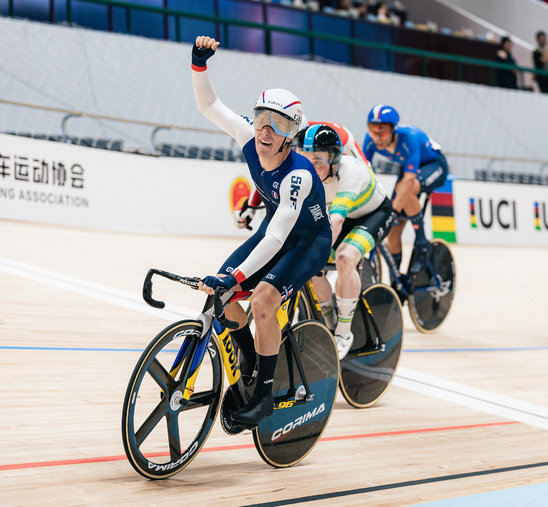 Lucas Menanteau lève le bras en signe de victoire. (Crédit photo : Lycée Notre-Dame-du Roc)