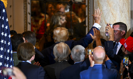Donald Trump who's raising hand (Crédit photo : AFP/Archives / CHANDAN KHANNA)