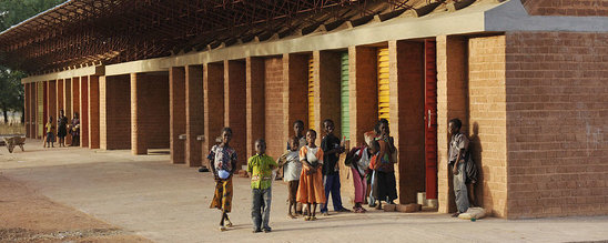 Extension de l'école primaire de Gando, conçue par Francis Kéré. (Crédit photo : GandoIT)