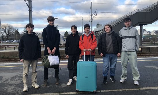 Kelig, Paul et Lilian avec leurs correspondants à la gare. (Crédit photo : Lilian PIEL)