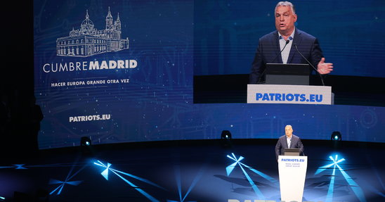 Le Premier ministre hongrois Viktor Orban s'exprime lors d'un meeting du groupe parlementaire Patriotes pour l'Europe, le 8 février 2025 à Madrid. (Crédit photo : AFP / Thomas COEX)
