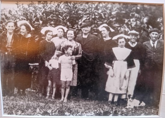 Les deux femmes tout à gauche et l'enfant habillé en blanc au milieu seront déportés à Auschwitz ( des juifs cachés par la famille de Georges). (Crédit photo : Georges ...)