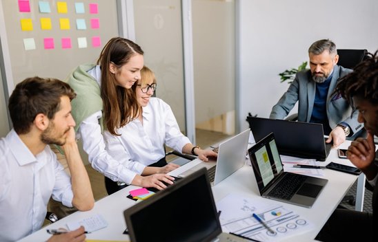 Des stagiaires avec leur tuteur (Crédit photo : Pexels - Yan Krukau)
