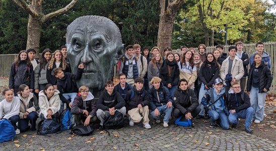 Le groupe réuni devant la statue de Konrad Adenauer, premier chancelier de la nouvelle République fédérale d'Allemagne, de 1949 à 1963. (Crédit photo : Hélène DOUMENC)
