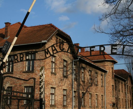 Les célèbres portes du camp d'extermination d'Auschwitz affichant : «Arbeit macht frei », en français : « Le travail rend libre ». (Crédit photo : Jean-Luc Oliveau)