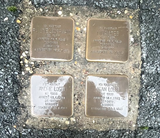 Pavés de mémoire de l'artiste allemand Gunter Demnig. (Crédit photo : Thibaut Grégoire)
