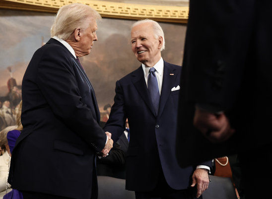 D.Trump serre la main à J. Biden (Crédit photo : POOL/AFP / Chip Somodevilla)