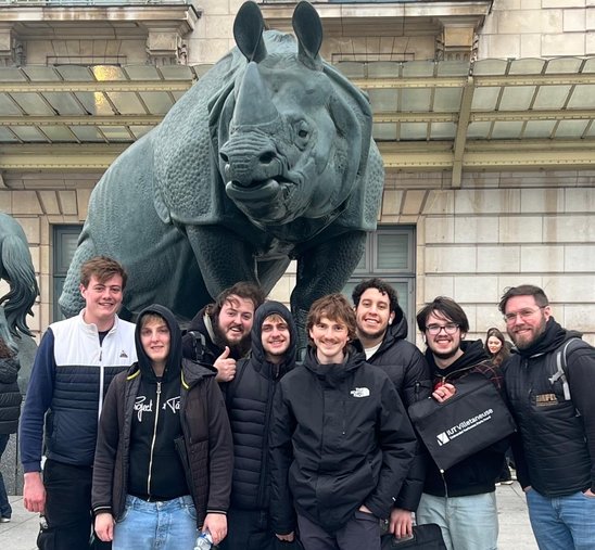 Les BTS devant la statue Rhinocéros du Musée d'Orsay (Crédit photo : MFR Saint Etienne de Montluc)